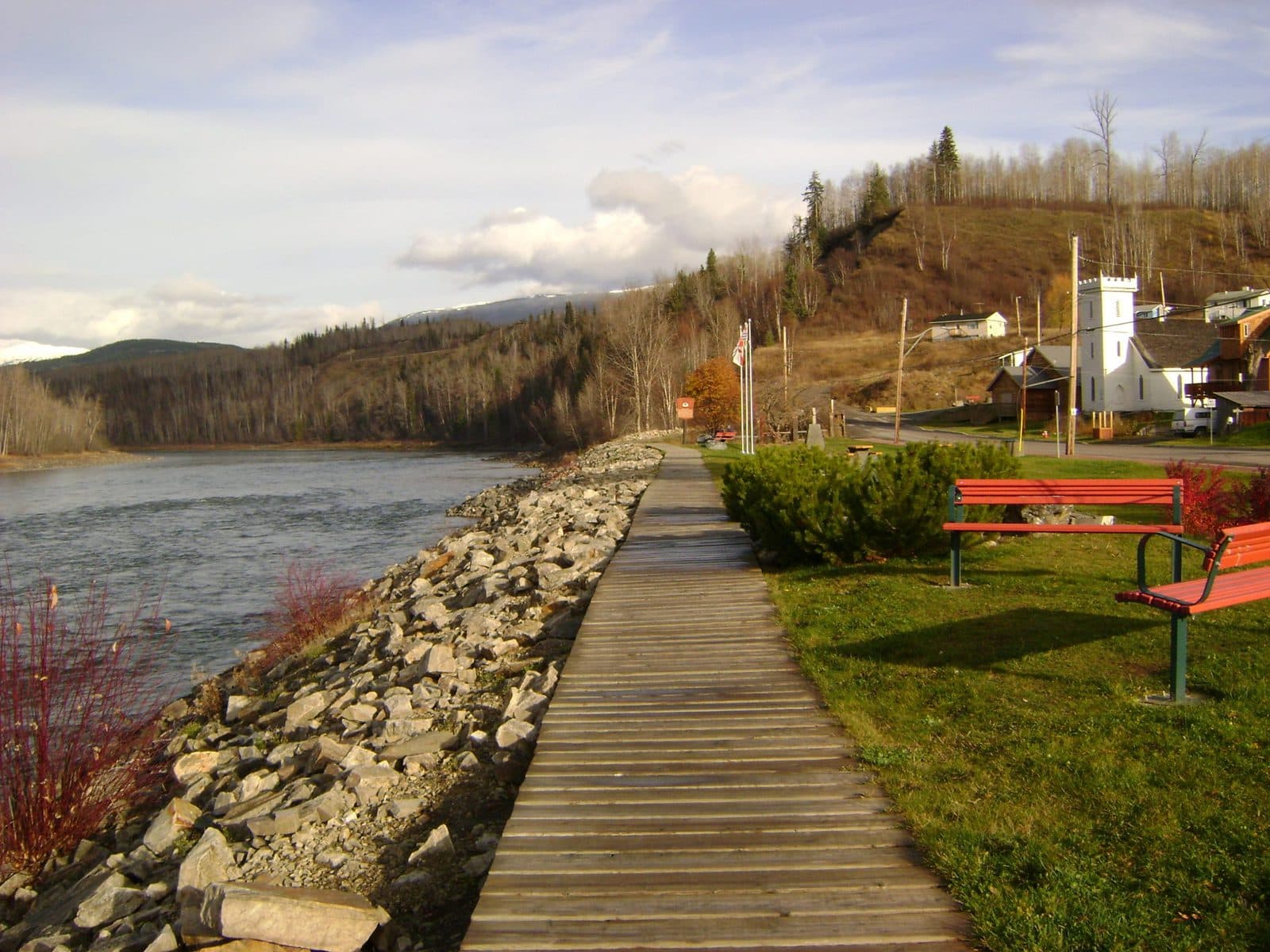 The boardwalk in Bastion Park along the river
