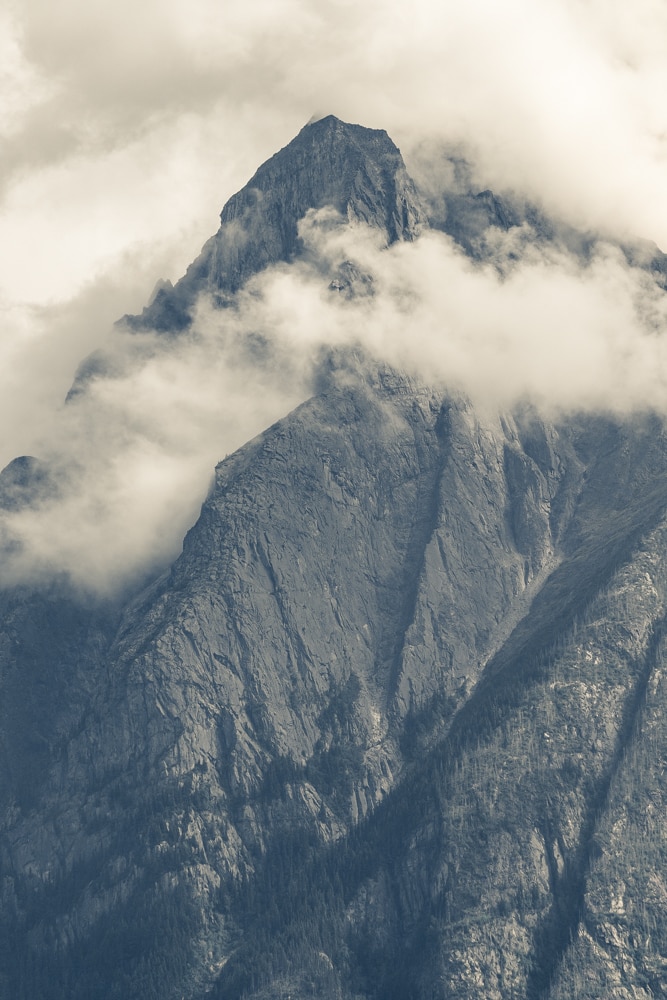 The peak of Stekyoden through the clouds